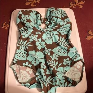 Floral One-Piece Swimsuit 🩱